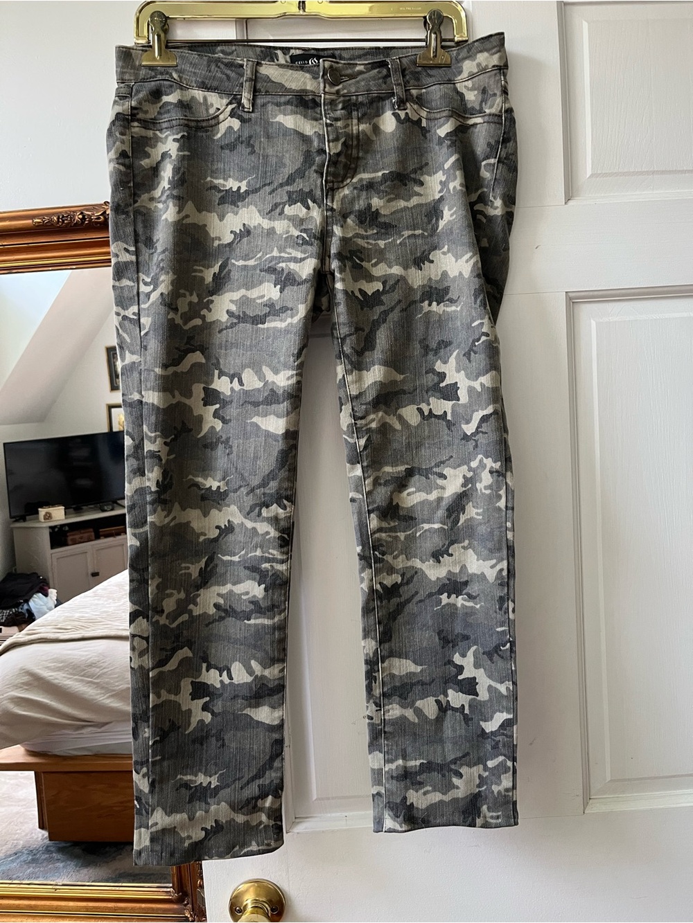 Women’s camo Slim Straight Jeans - Green/Gray Camouflage size 13